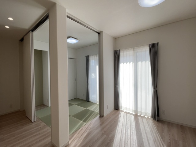 南向きの光が差し込むリビング